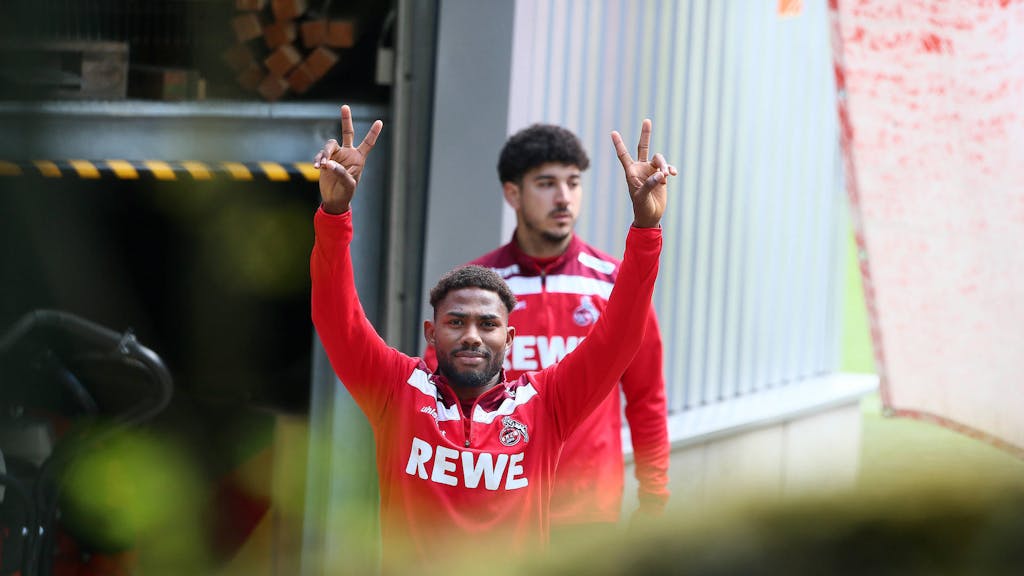 Emmanuel Dennis kommt vom Training des 1. FC Köln.