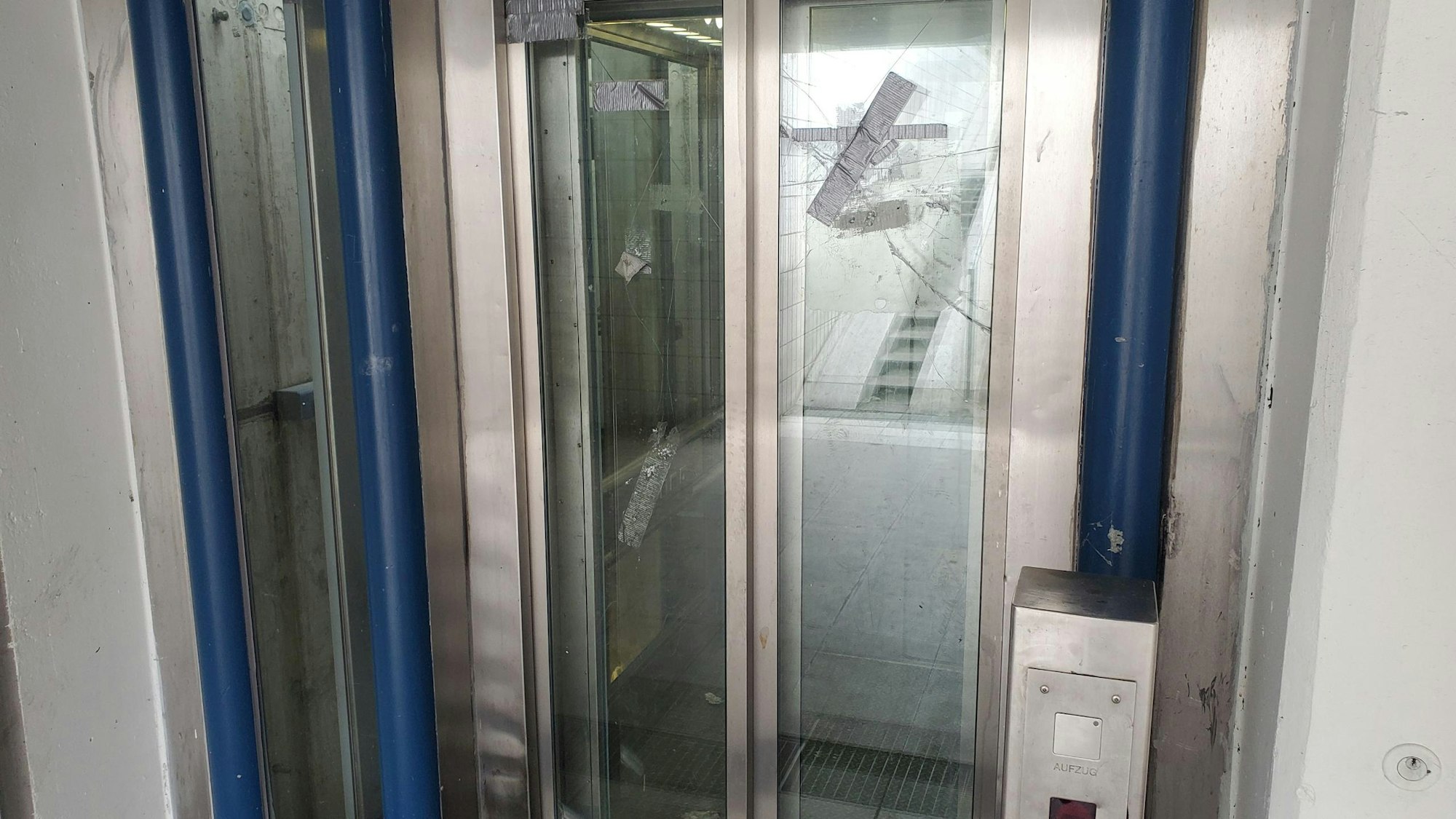 Kaputter Aufzug der Bahnstation Köln-Worringen mit eingeschlagenen Scheiben.