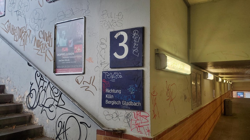 Mit Graffiti beschmierter Zugang zum Bahnsteig in Köln-Longerich.
