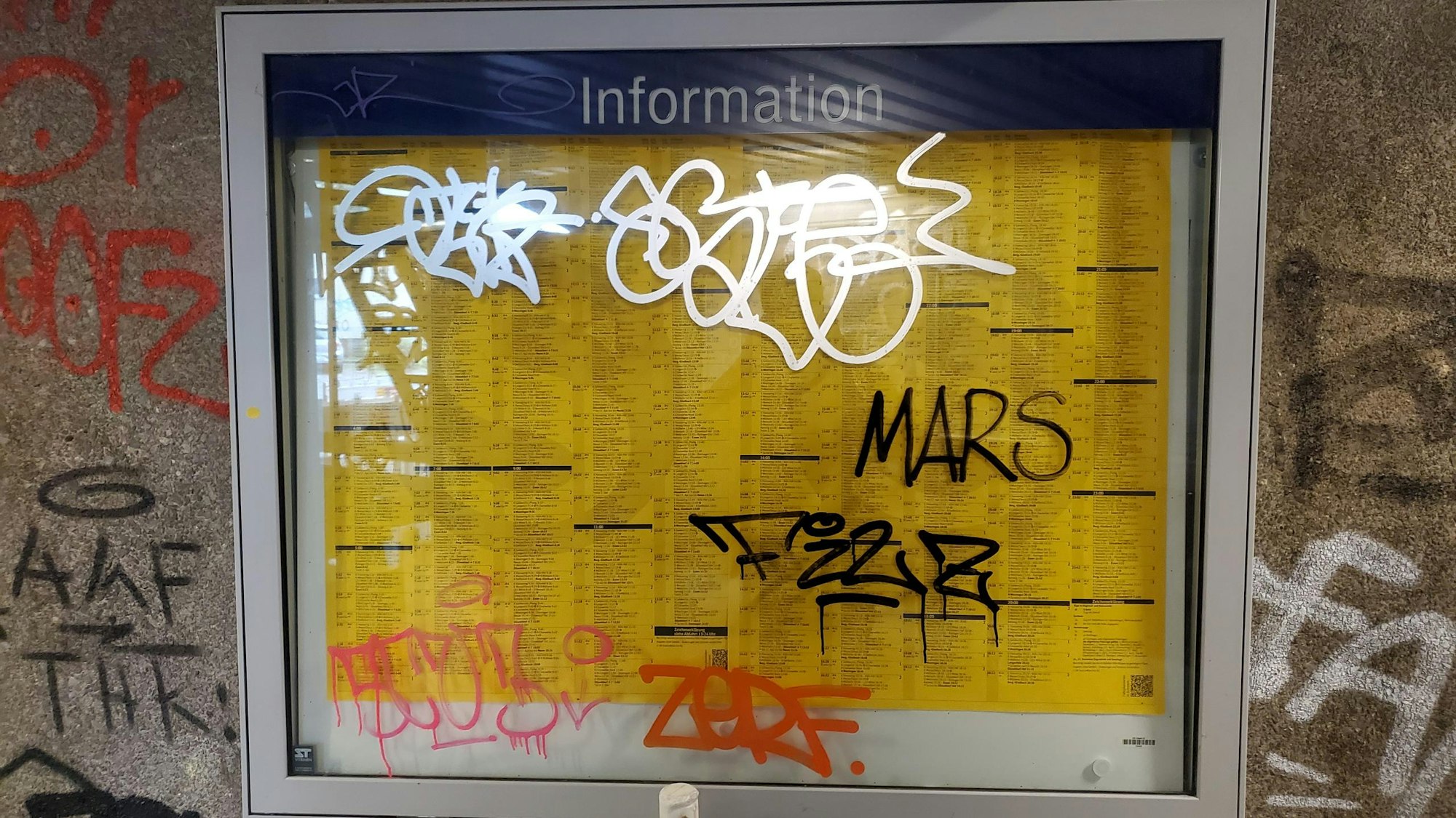 Der Fahrplan an der Haltestelle Köln-Nippes ist wegen des Graffitis nicht mehr lesbar.