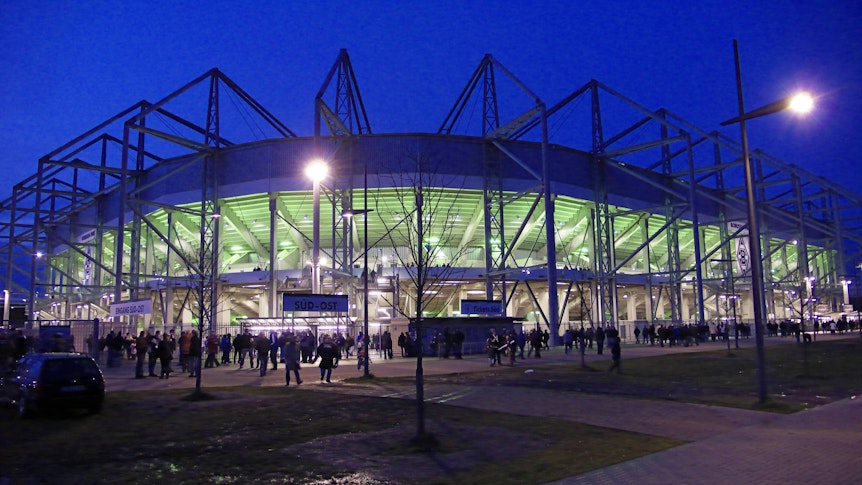 Der Borussia-Park, das Stadion des Bundesligisten Borussia Mönchengladbach, vor einem Heimspiel der Fohlen im November 2009 mit atmosphärischer Beleuchtung.
