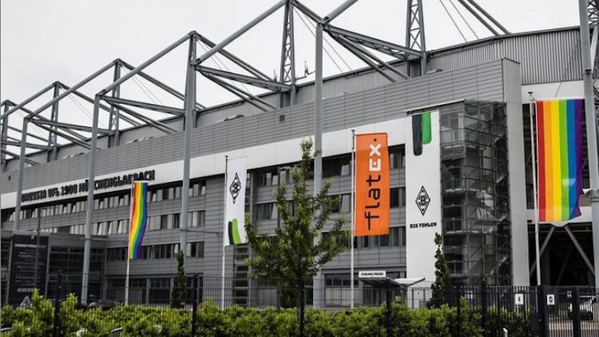 Der Gladbacher Borussia-Park mit gehissten Regenbogenfahnen an den Masten am 23. Juni 2021.