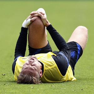 Der niederländische Nationalspieler Luuk de Jong liegt auf dem Rücken und hält mit beiden Händen das linke Knie.