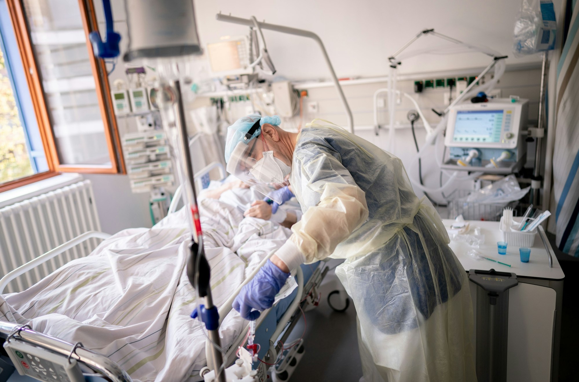 Wie kommt es zu einem schweren Covid-19-Verlauf? Ein Pfleger kümmert sich hier um einen Corona-Patienten auf der Intensivstation.