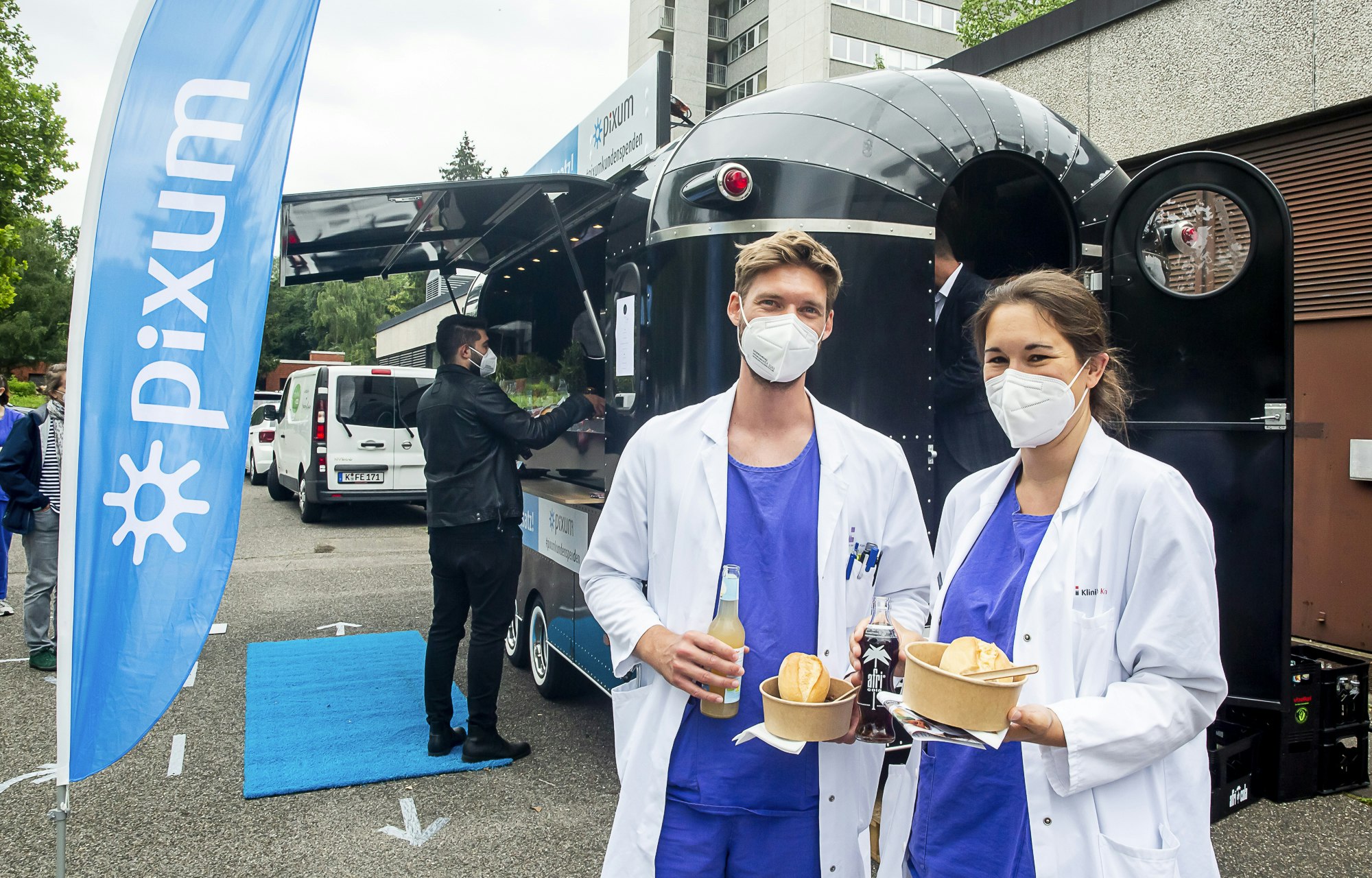 Kölner Fotoservice Pixum spendiert Krankenhauspersonal Essen als Dank für den Einsatz während der Pandemie.
