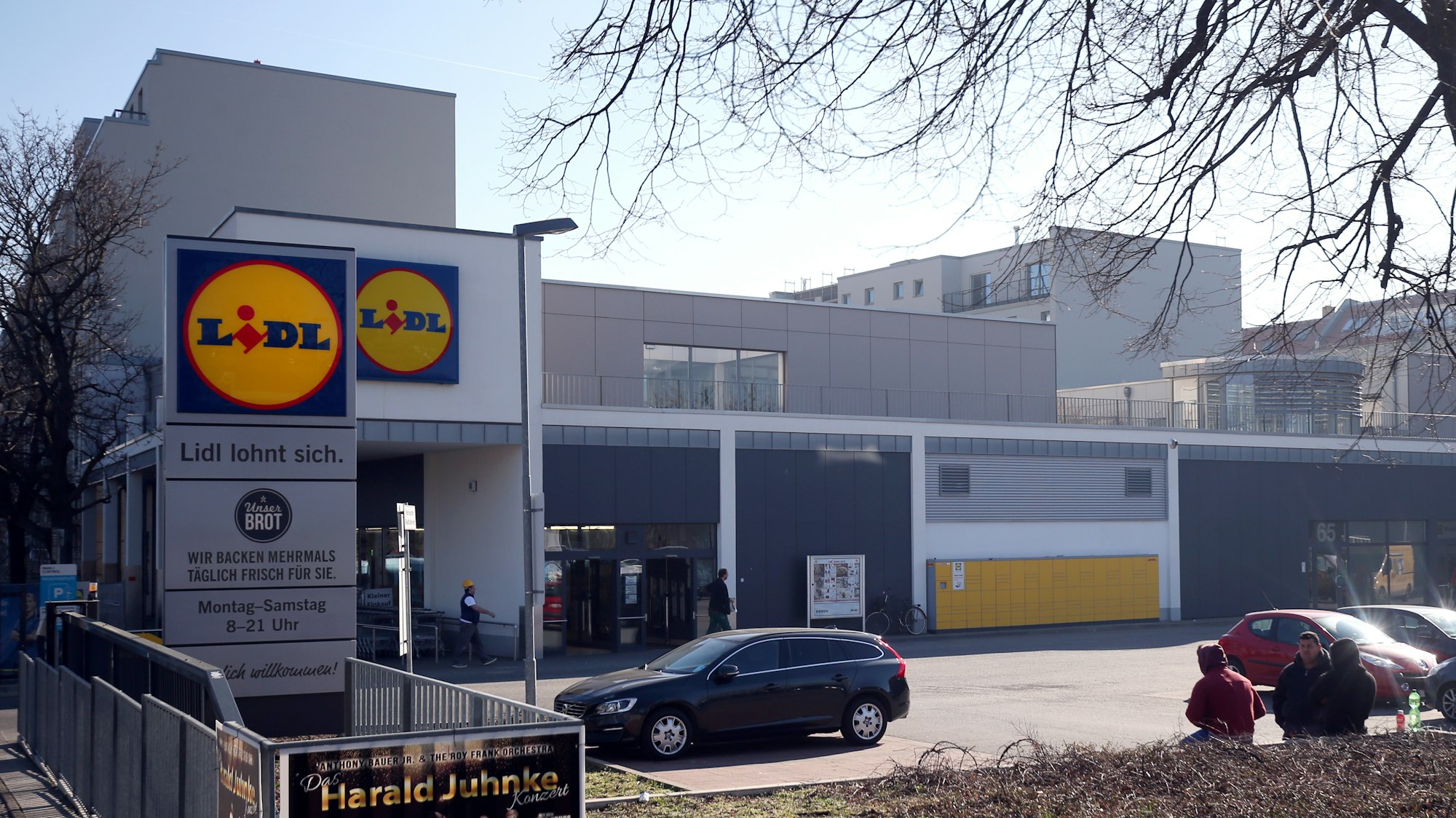 Der Discounter Lidl ruft derzeit einige seiner Fix-Produkte zurück, da beim Verzehr eine Bleivergiftung drohen könnte. Das Symbolfoto zeigt eine Lidl Filiale im Februar 2019 in Berlin.