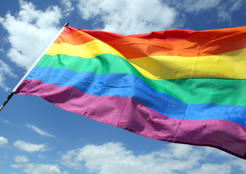 Die wehende Regenbogenflagge der LGBTIQ-Gemeinde wird auch Pride-Flagge genannt.