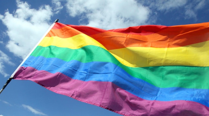 Die wehende Regenbogenflagge der LGBTIQ-Gemeinde wird auch Pride-Flagge genannt.