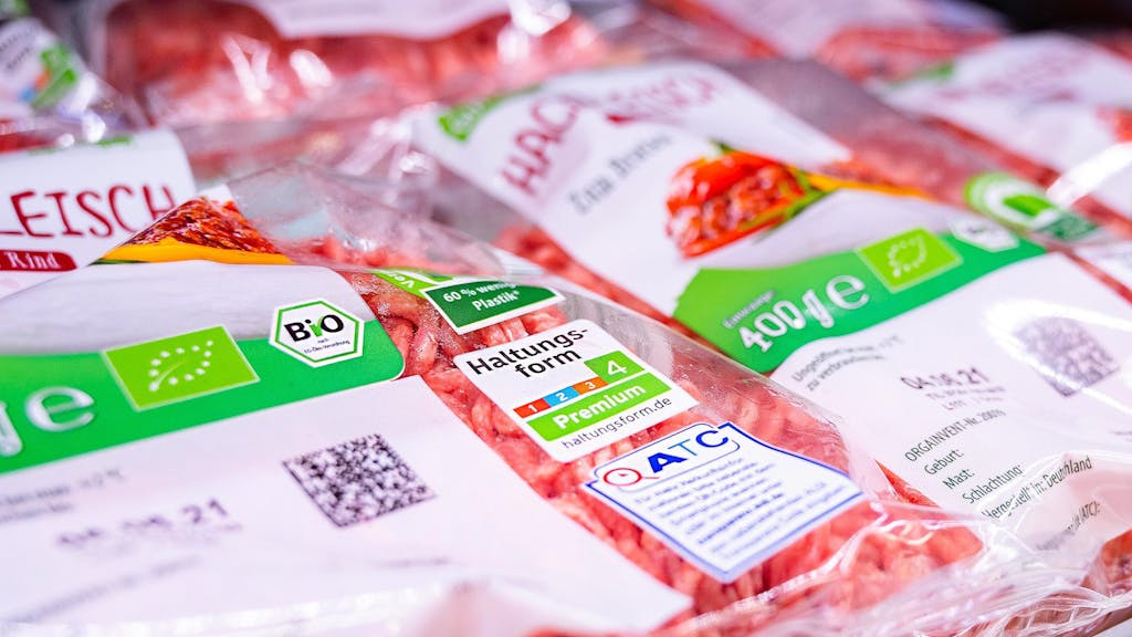 Bio-Fleisch liegt in der Auslage eines Aldi-Markts.