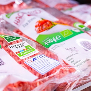 Bio-Fleisch liegt in der Auslage eines Aldi-Markts.