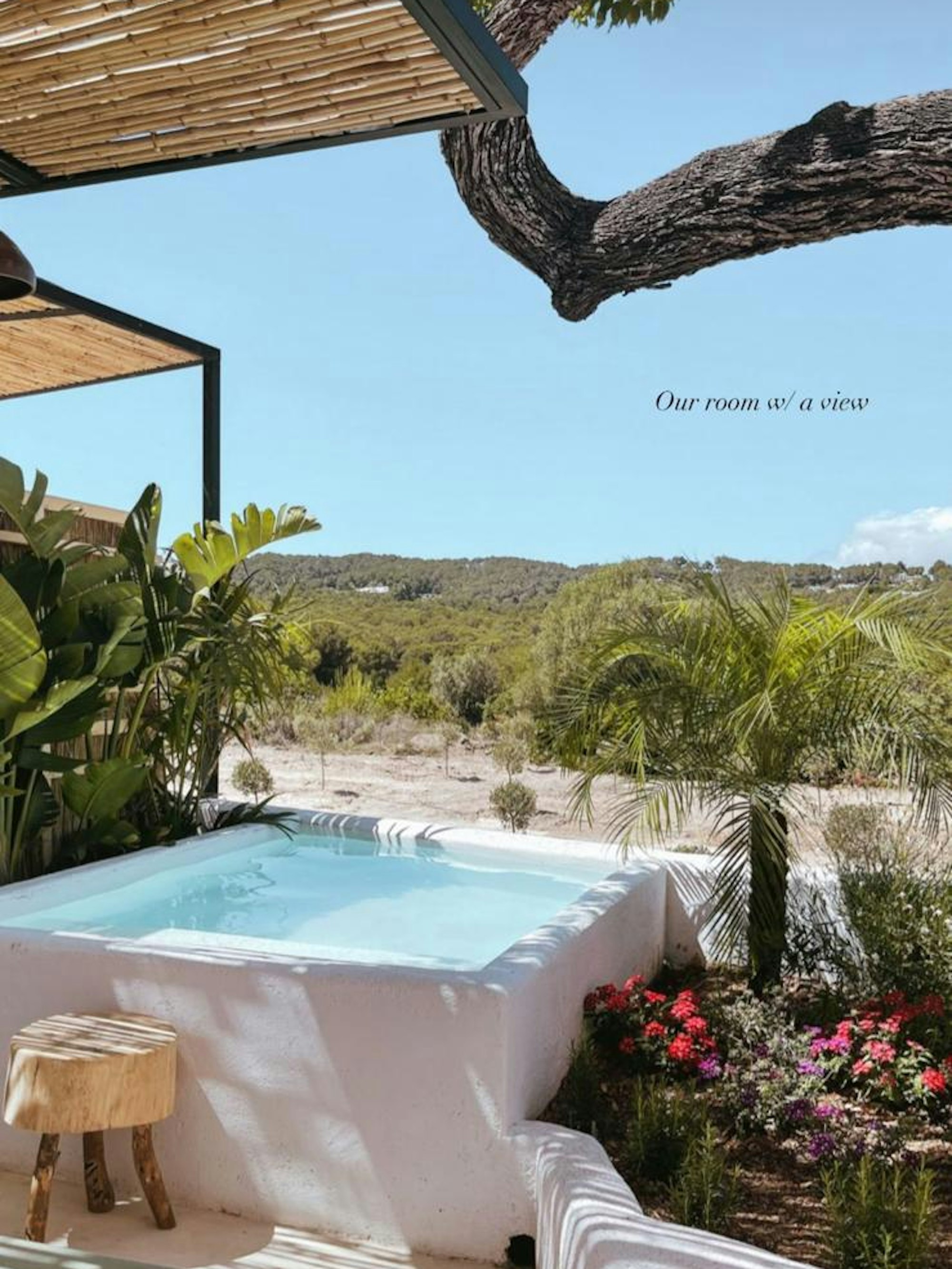 Ein kleiner Pool draußen vor dem Zimmer in einem Hotel auf Ibiza