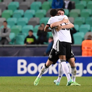 Salih Özcan umarmt Ismail Jakobs nach dem Finalsieg bei der U21-Europameisterschaft.