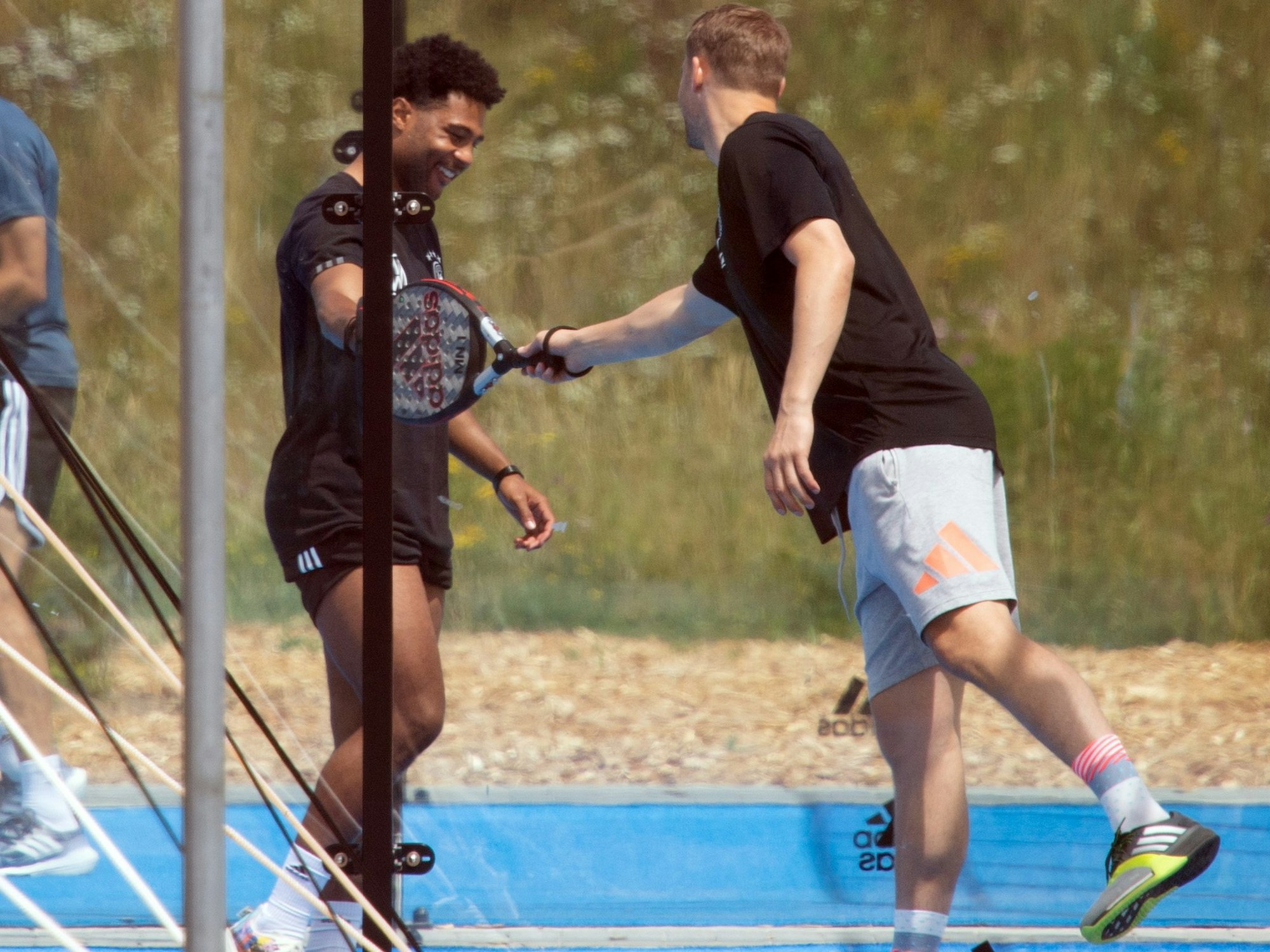 Deutschlands Torwart Manuel Neuer (r) und Serge Gnabry spielen Paddle-Tennis an ihrem freien Tag.