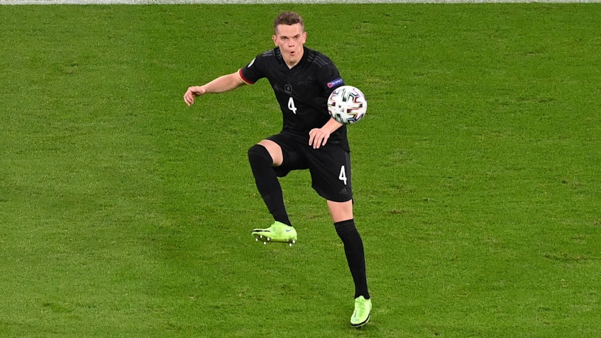 Nationalspieler Matthias Ginter blickt gebannt auf den Ball, den er mit dem rechten Fuß stoppen will.