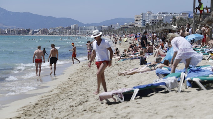 Touristen halten sich am Strand von Arenal in Palma auf Mallorca auf