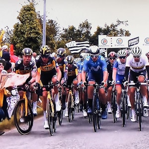 Tony Martin fährt bei der Tour de France in das Pappschild eines Fans.