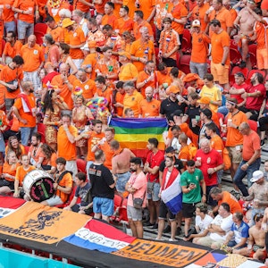 EM 2021: Eine Regenbogenfahne wird im niederländischen Fanblock geschwenkt.