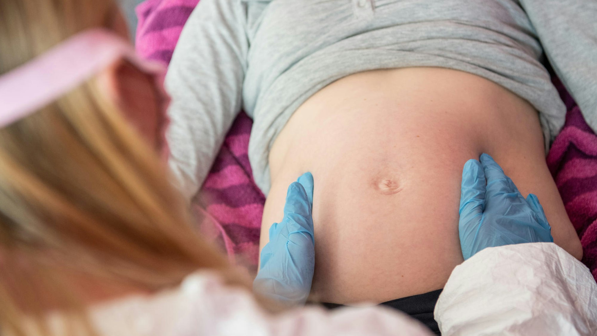 Eine Hebamme untersucht eine schwangere Frau. In England hat ein Mädchen (11) ein Kind bekommen.