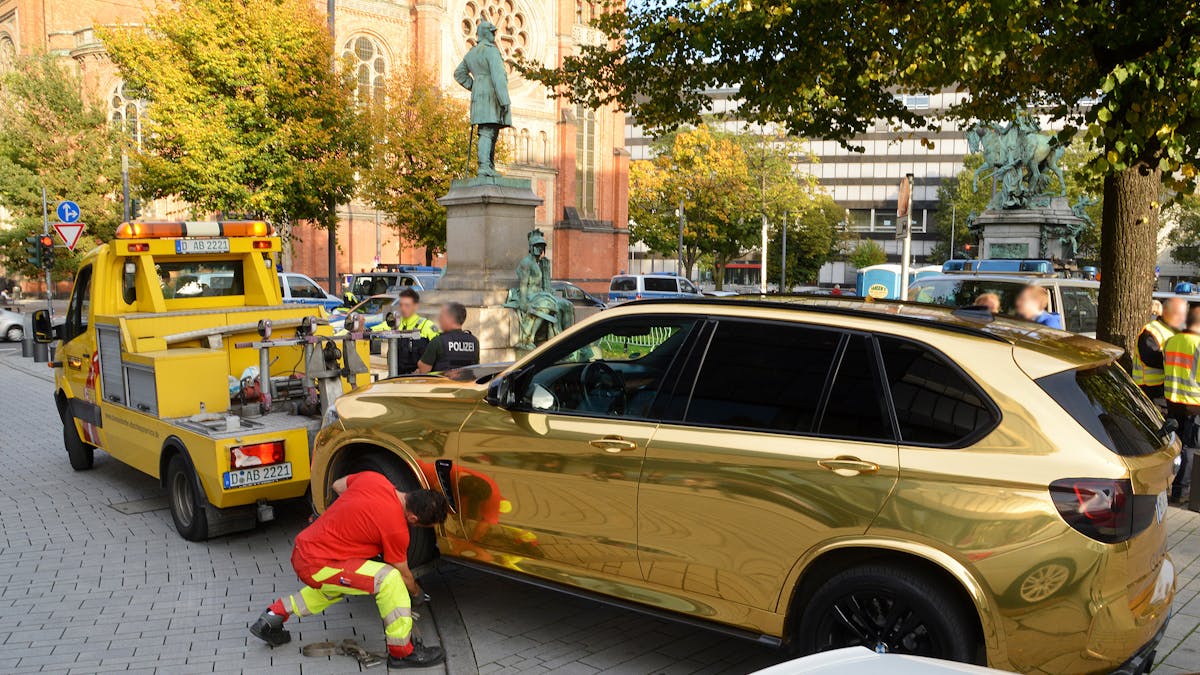 Ein goldener BMW wird nahe der Königsallee in Düsseldorf 2019 abgeschleppt.&nbsp;