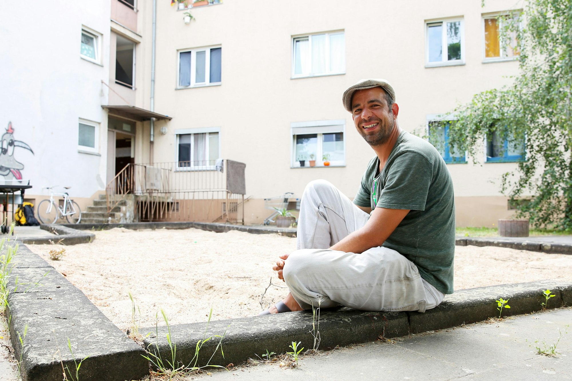 Der Kölner Gabriel Schmidt (39) beim Tag der offenen Tür des Projekts OMZ, das ihm von der Obdachlosigkeit zurück zu einem geregelten Leben geholfen hat.