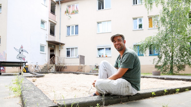 Der Kölner Gabriel Schmidt (39) beim Tag der offenen Tür des Projekts OMZ, das ihm von der Obdachlosigkeit zurück zu einem geregelten Leben geholfen hat.