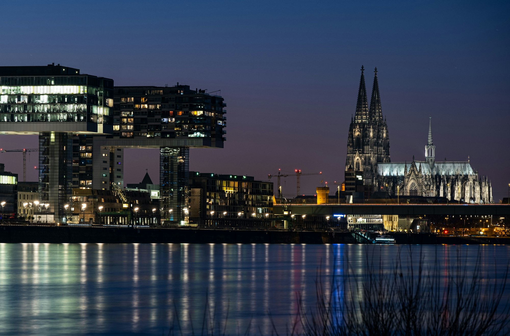 Das Kölner Rheinpanorama mit Kranhäusern und Dom am Abend