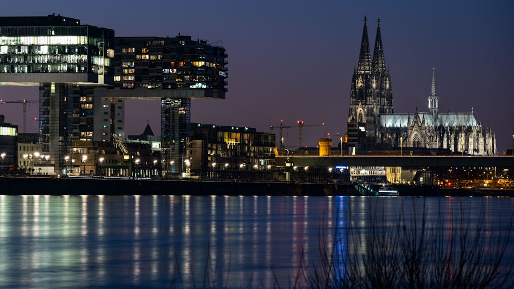 Das Kölner Rheinpanorama mit Kranhäusern und Dom am Abend