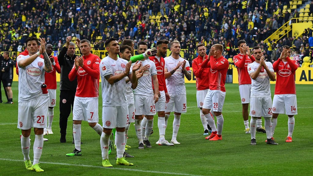 Die Mannschaft von Fortuna Düsseldorf bedankt sich nach dem Auswärtsspiel bei Borussia Dortmund bei ihren Fans.