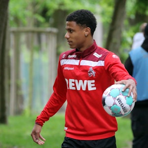 Ismail Jakobs (1. FC Köln) trägt einen Ball zum Training des 1. FC Köln.