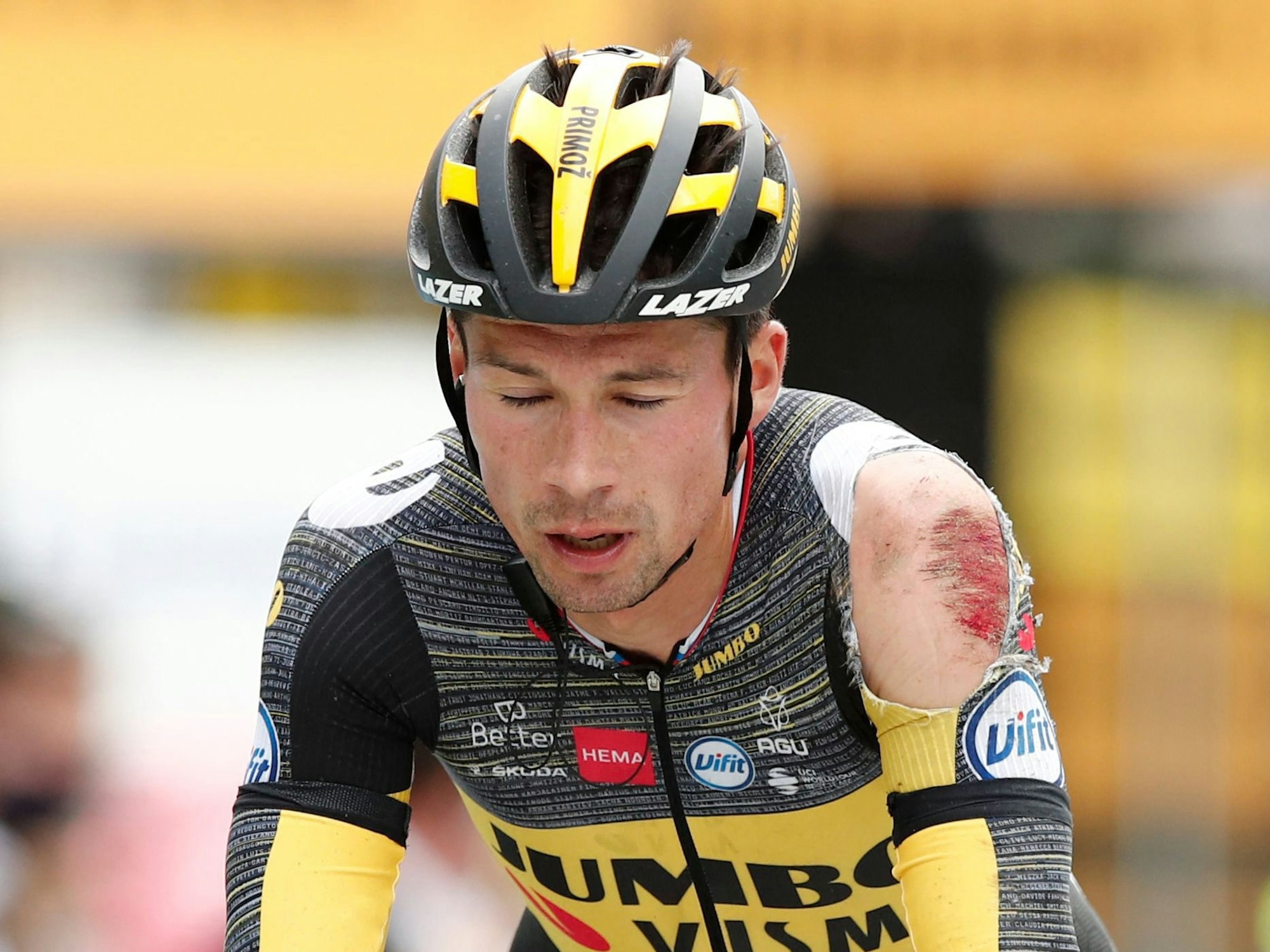 Der verletzte Radfahrer Primoz Roglic auf der dritten Etappe der Tour de France
