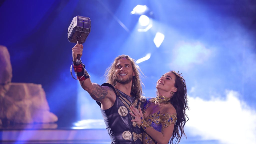 Rúrik Gíslason tanzt im Kostüm des hammerschwingenden Donnergotts Thor mit seiner Tanzpartnerin Renata Lusin beim Finale der 14. Staffel der RTL-Tanzshow „Let's Dance“.