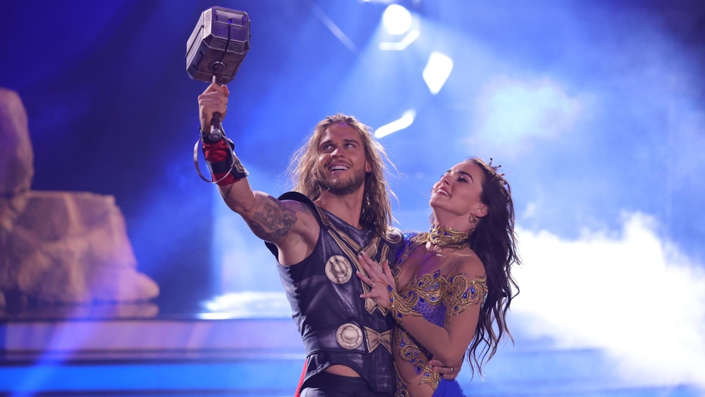 Rúrik Gíslason tanzt im Kostüm des hammerschwingenden Donnergotts Thor mit seiner Tanzpartnerin Renata Lusin beim Finale der 14. Staffel der RTL-Tanzshow „Let's Dance“.