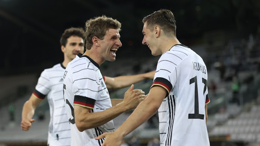 Florian Neuhaus (rechts) freut sich sich gemeinsam mit DFB-Team-Kollege Thomas Müller (links) im Länderspiel (2. Juni 2021) gegen Dänemark in Innsbruck.