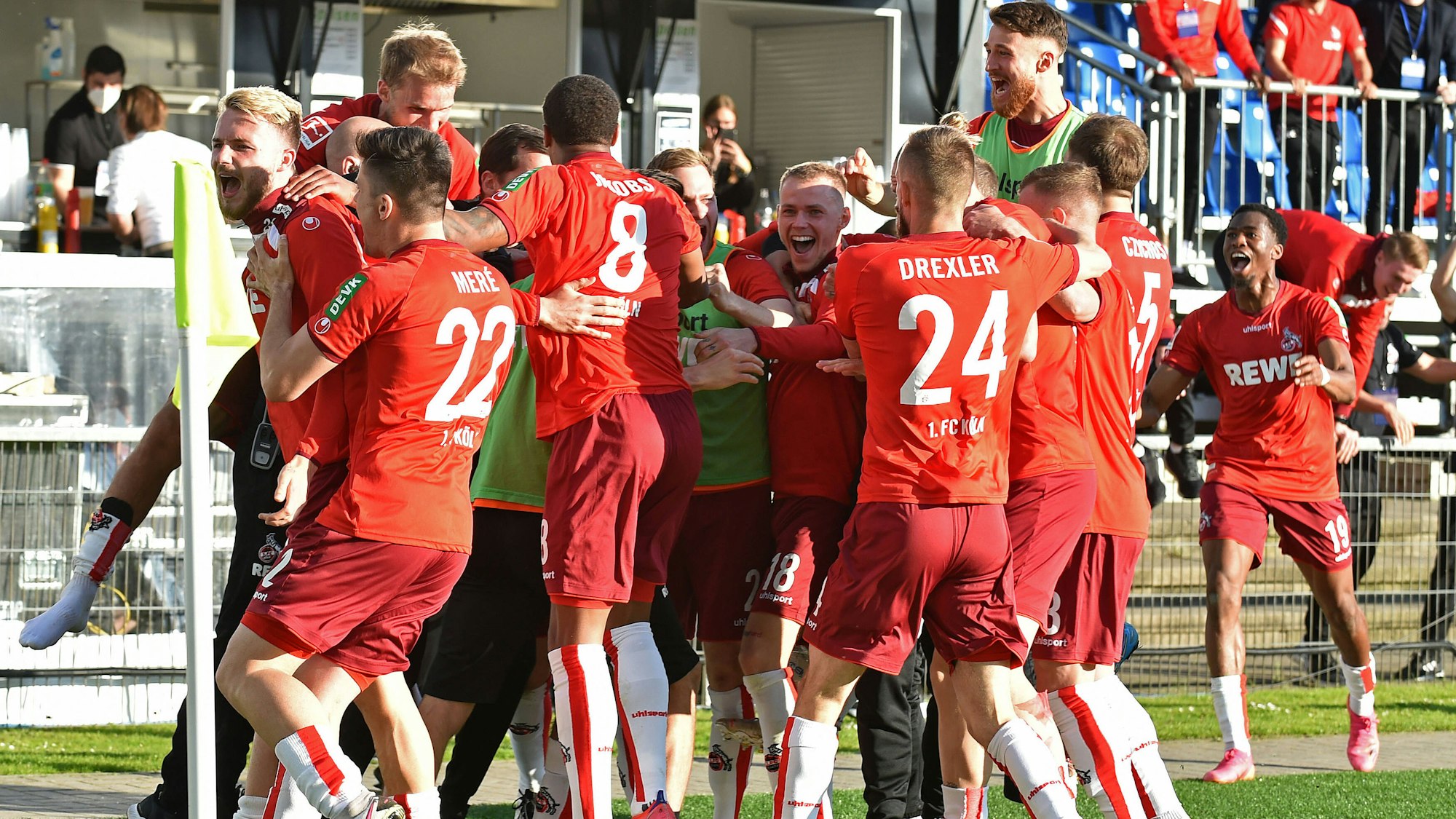 Der 1. FC Köln jubelt bei Holstein Kiel.