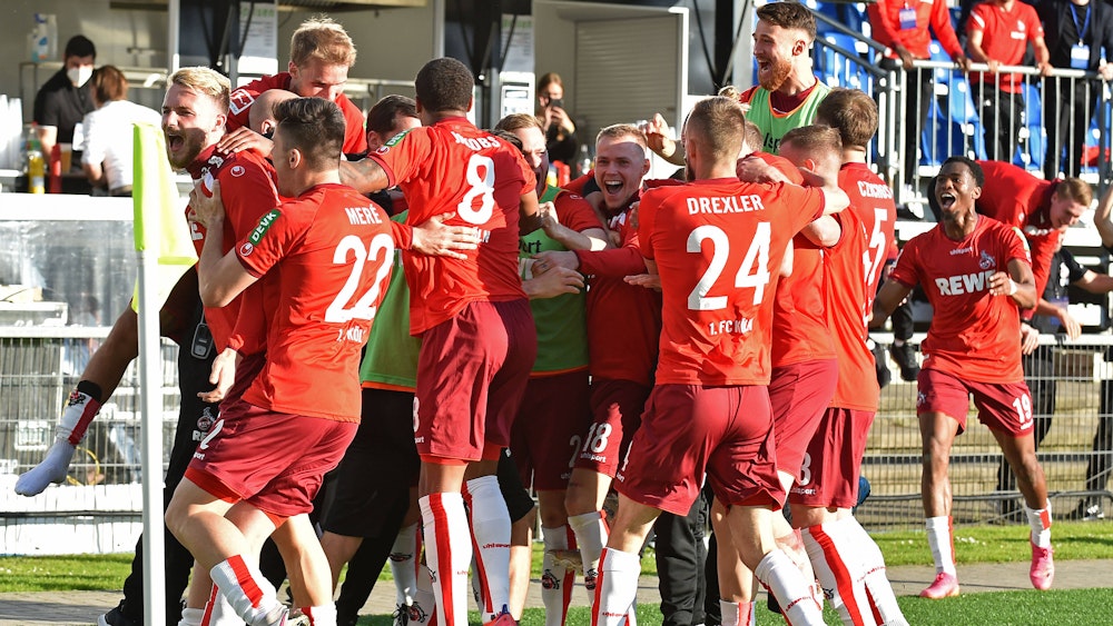Der 1. FC Köln jubelt bei Holstein Kiel.