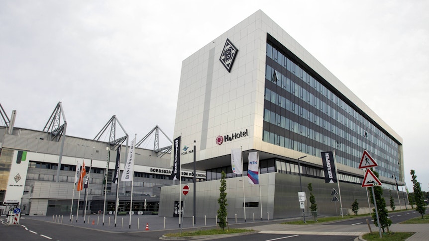 Der Bau „Borussia 8 Grad“ gegenüber der Haupttribüne des Gladbacher Stadions.