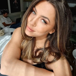 Vanessa Mai posiert auf einem Selfie am 24. März 2021 im Bett. Die Sängerin macht beim Action-Format „Celebrity Hunted“ mit.