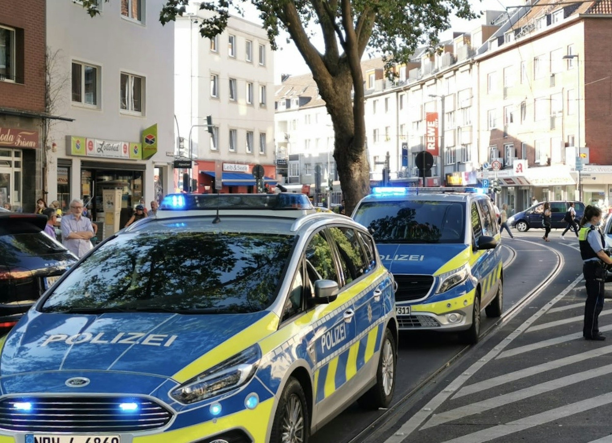 Polizeieinsatz am 28.6. 2021 am Gottesweg in Köln-Zollstock. Jugendlicher rennt mit Messer an KVB-Haltestelle rum.