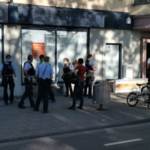 Polizeieinsatz am 28.6. 2021 am Gottesweg in Köln-Zollstock. Jugendlicher rennt mit Messer rum.