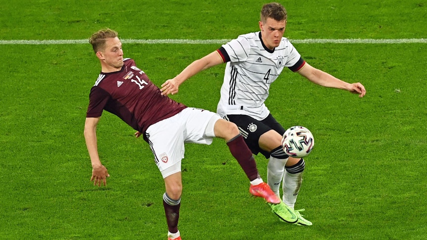 Gladbachs Nationalspieler Matthias Ginter (r.) hat im Trikot der DFB-Elf beim 7:1-Sieg im Testduell gegen Lettland am 7. Juni durchgespielt.