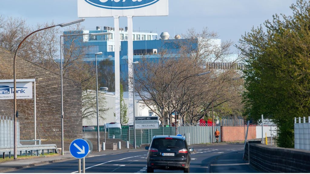Die Kölner Ford-Werke müssen aufgrund von Liefernegpässen die Produktion stoppen.