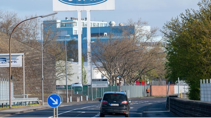 Die Kölner Ford-Werke müssen aufgrund von Liefernegpässen die Produktion stoppen.