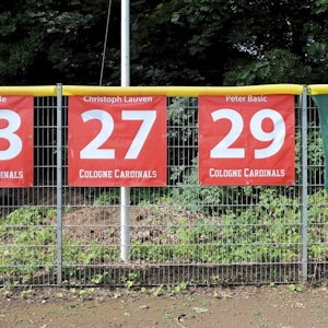 Zaun der Cologne Cardinals mit den Retired Numbers