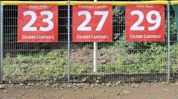 Zaun der Cologne Cardinals mit den Retired Numbers