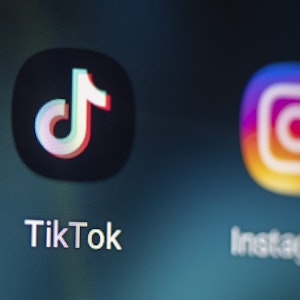 Auf dem Bildschirm eines Smartphones sieht man das Logo der App Tiktok.