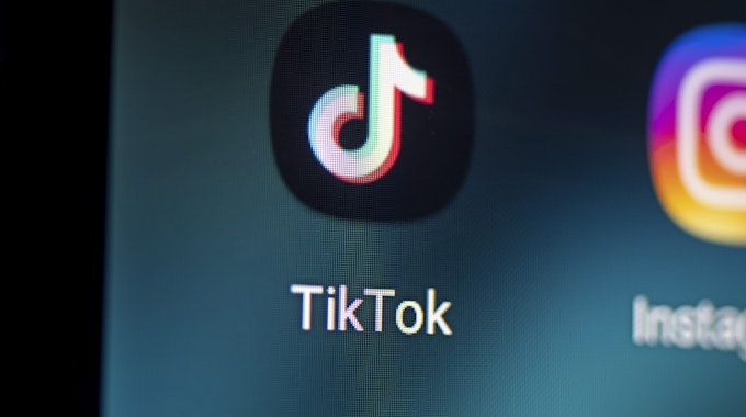Auf dem Bildschirm eines Smartphones sieht man das Logo der App Tiktok.