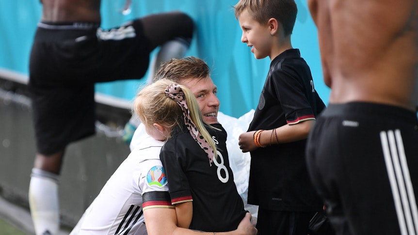 Toni Kroos holte nach dem Sieg gegen Portugal seine Kinder Leon und Amelie in den Innenraum.