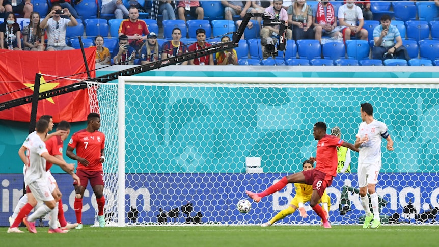 Denis Zakaria fälscht im EM-Spiel der Schweiz gegen Spanien einen Schuss von Jordi Alba unhaltbar ab.