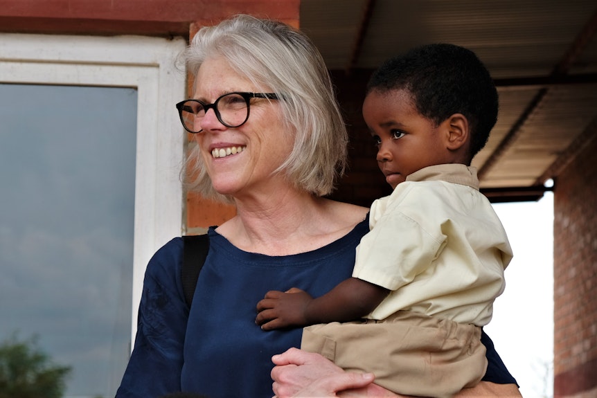 Martina Wziontek mit einem Kind aus Burundi auf dem Arm.