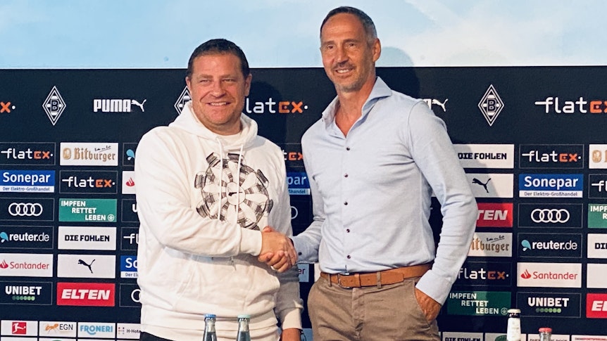 Gladbachs Sportdirektor Max Eberl (l.) und Neu-Trainer Adi Hütter (r.) bei der Vorstellung im Borussia-Park am 2. Juli 2021.